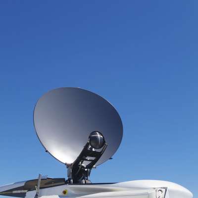 Parmi nos antennes: iNetVu ® Ka-75V Drive-Away motorisée et antenne iNetVu® FLY-75V Flyaway